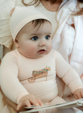 POPPETO 2PC FLOWERS IN WHEELBARROW FOOTIE + BEANIE SET